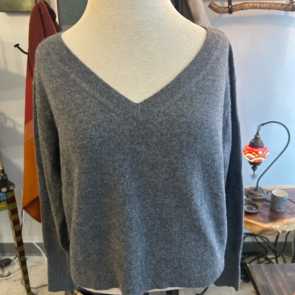 Everlane Gray V-Neck Sweater Soft Cashmere Lounging Wear